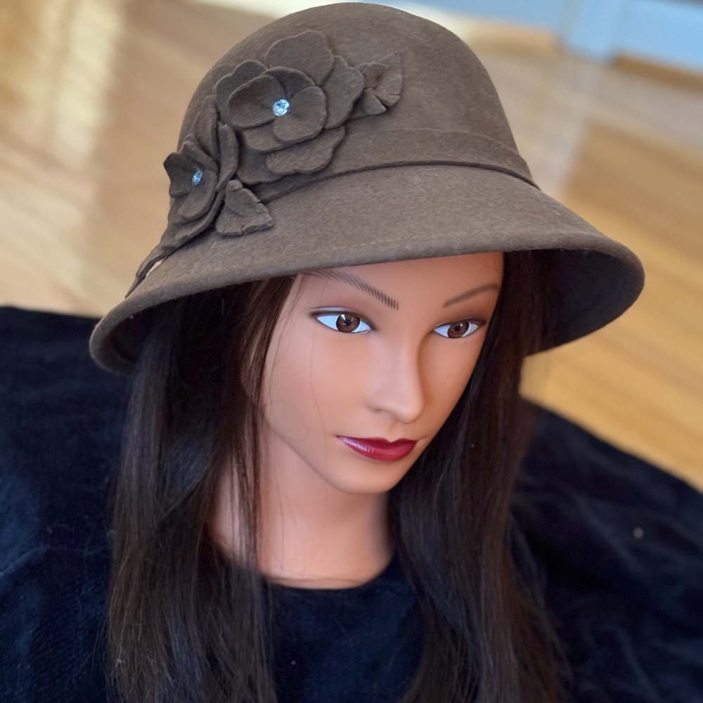 Brown hat with flower